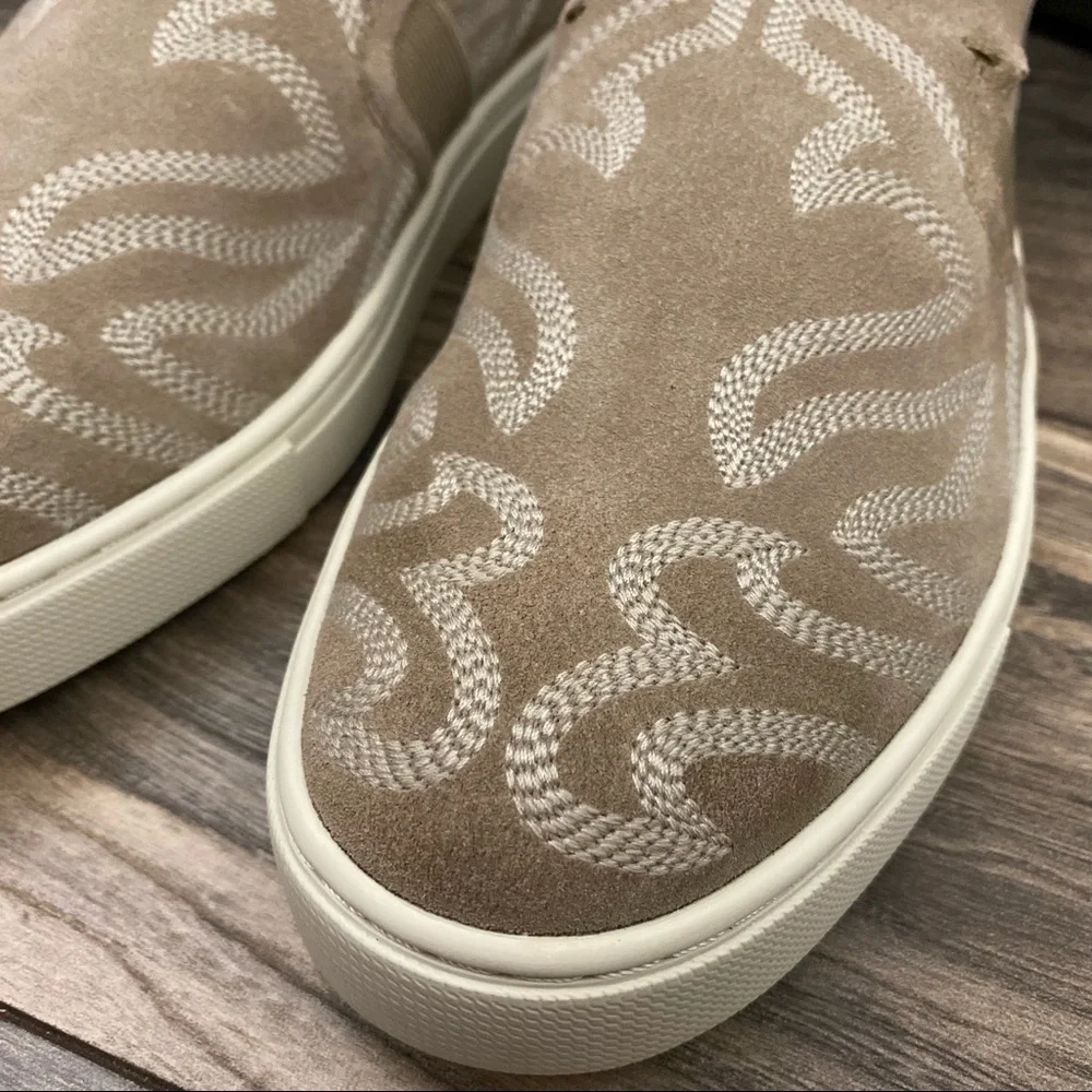 NIB Frye Ivy Primrose Slip On Sneakers Beige Suede